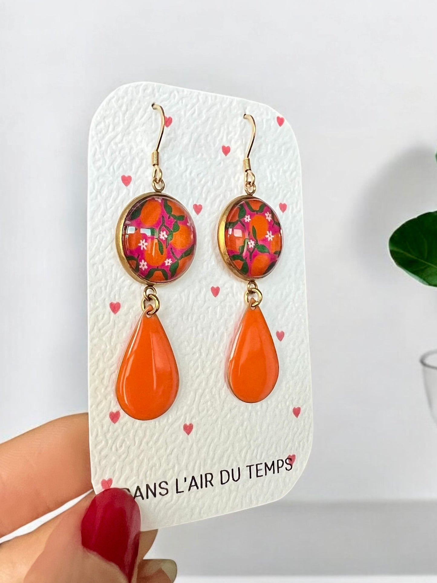 BOUCLES D'OREILLES pendantes oranges sur fond rose, émail orange