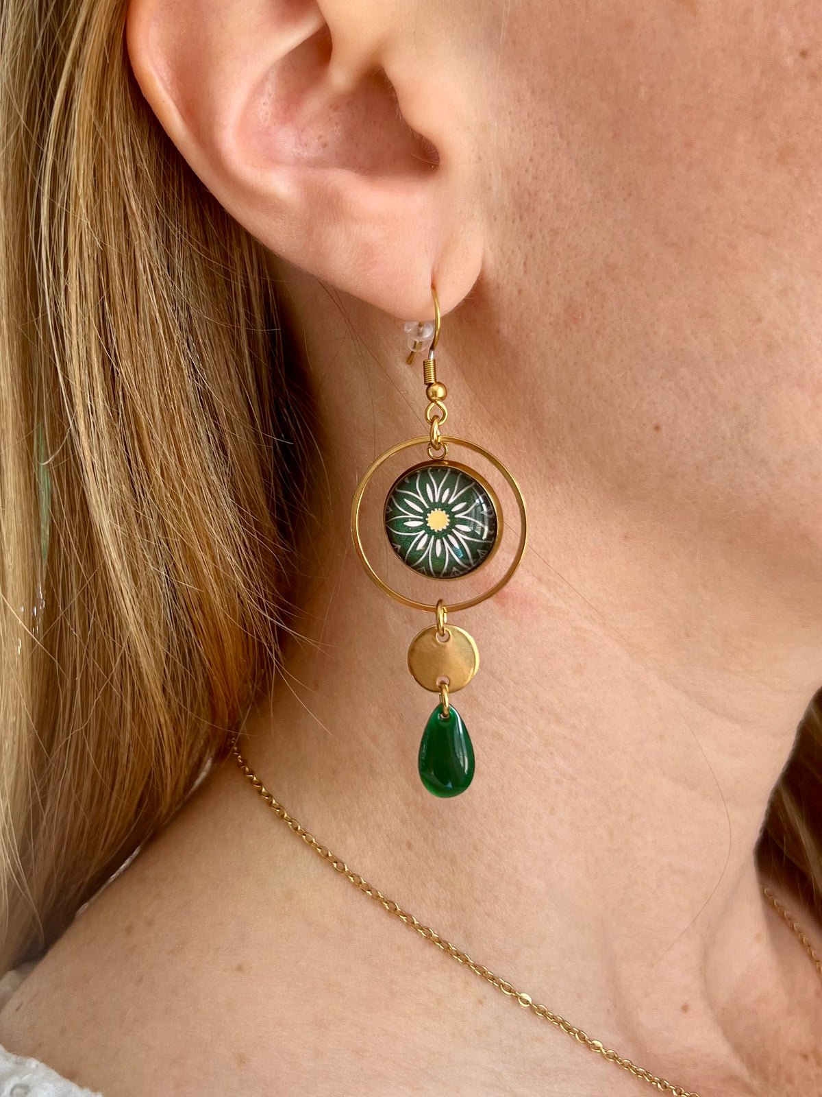 Boucles d'oreilles asymétriques marguerite verte