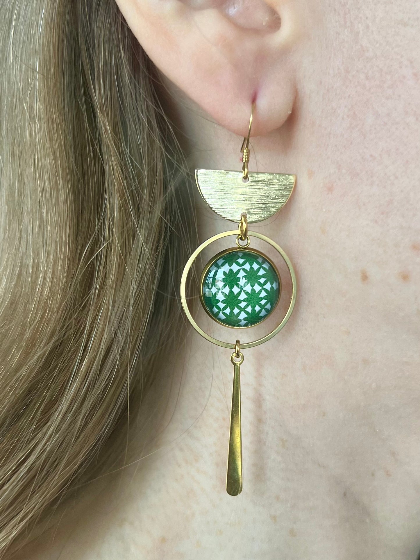 Boucles d'oreilles motif géométrique vert et blanc finition dorée ou argentée