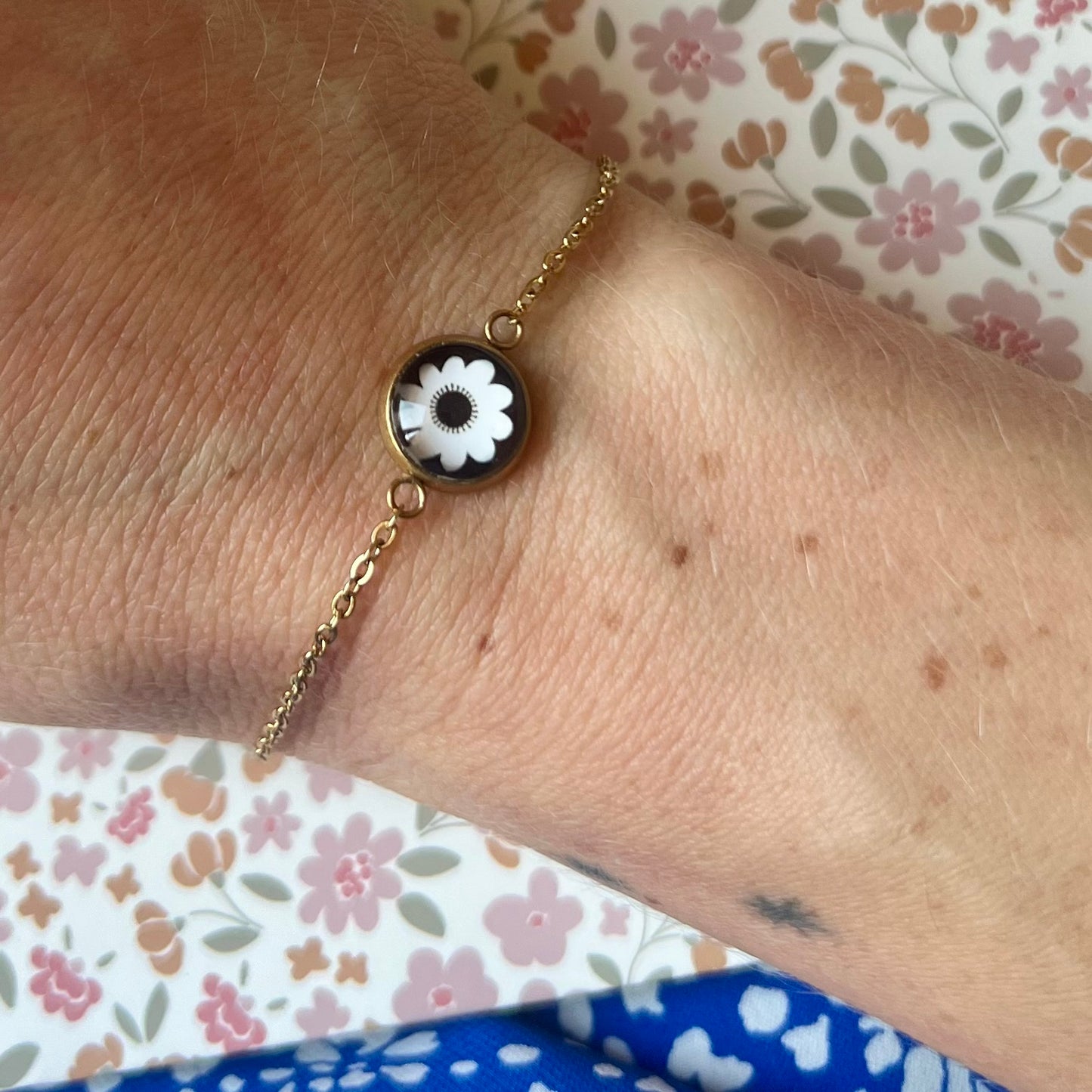 Black and white floral bracelet, golden or silver finish