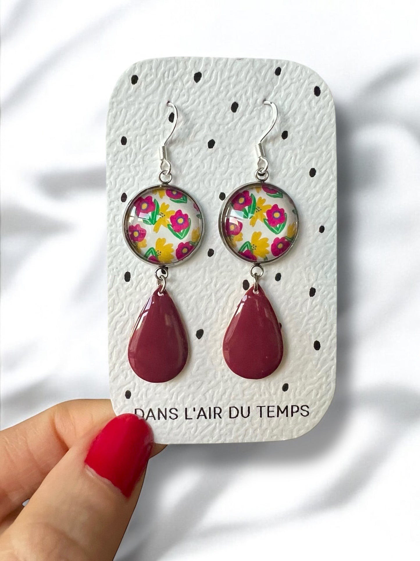 BOUCLES D'OREILLES pendantes fleurs roses et jaunes, émail pourpre, finition dorée ou argentée