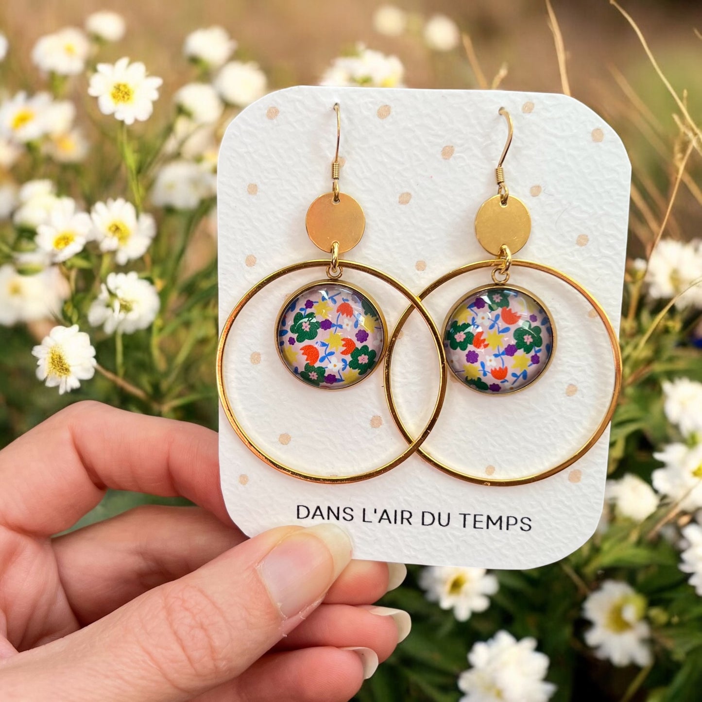 Boucles d'oreilles créoles dorées fleurs multicolores, rose clair