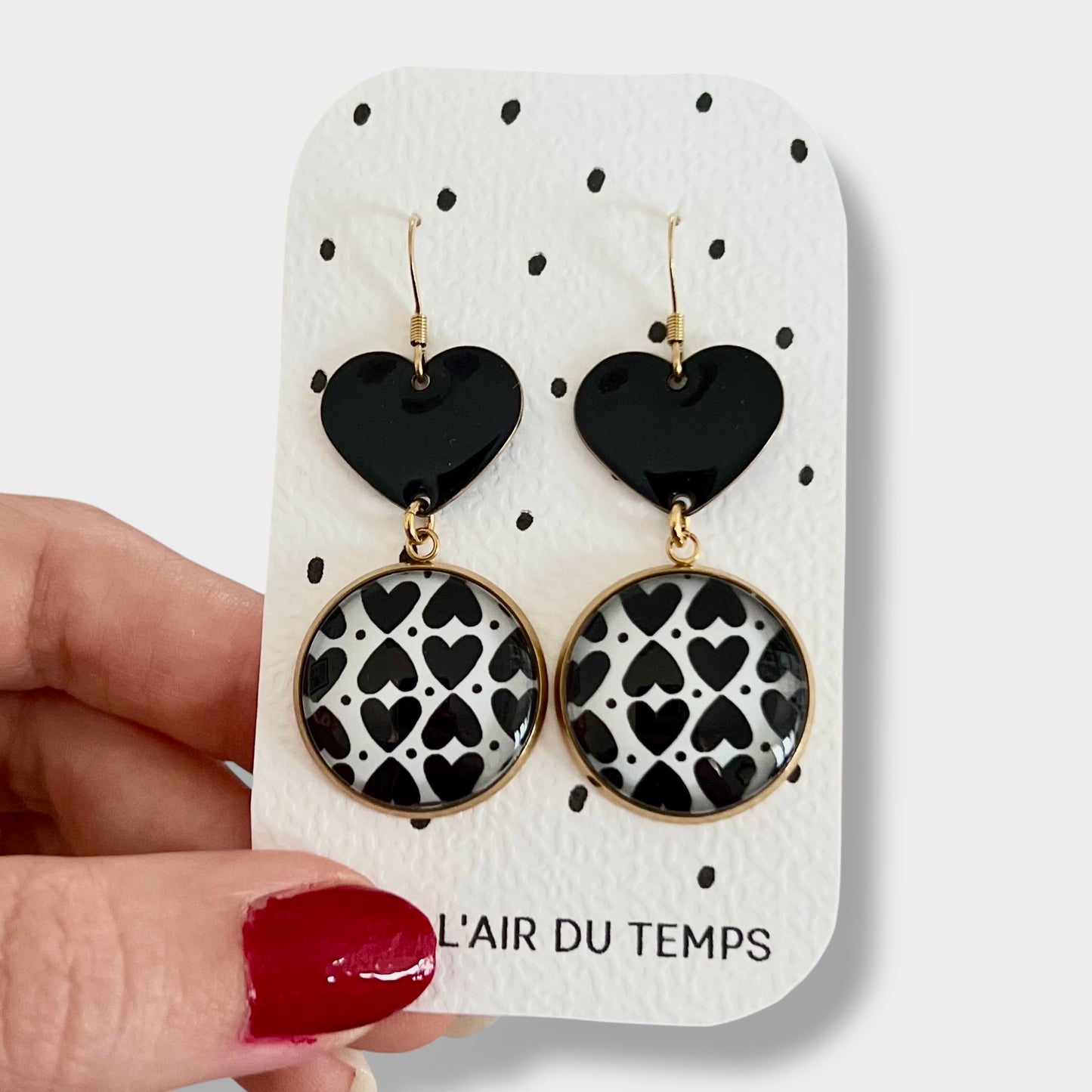 BOUCLES D'OREILLES PENDANTES coeurs noirs et blancs finition dorée ou argentée
