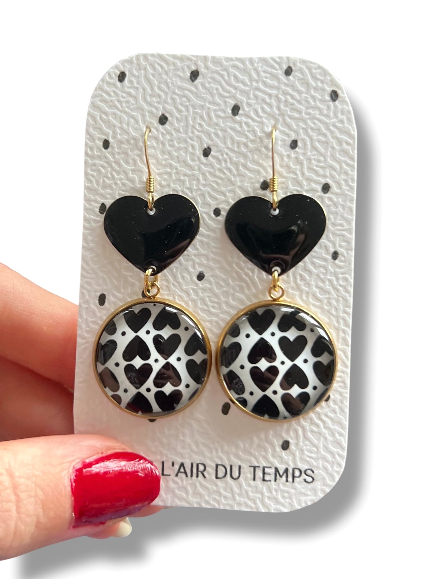 BOUCLES D'OREILLES PENDANTES coeurs noirs et blancs finition dorée ou argentée