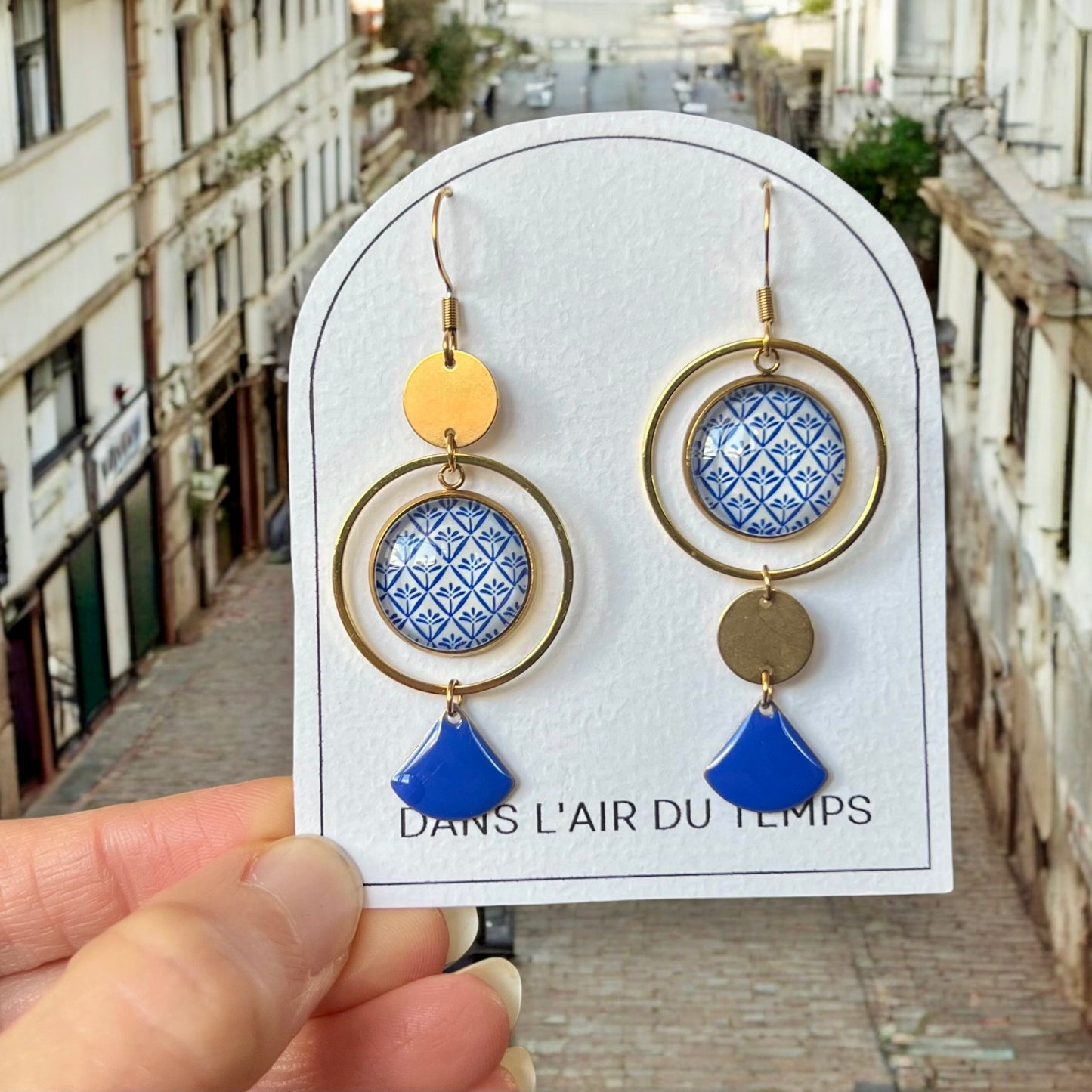 Boucles d'oreilles asymétriques acier inoxydable doré, Boucles motif bleu et blanc