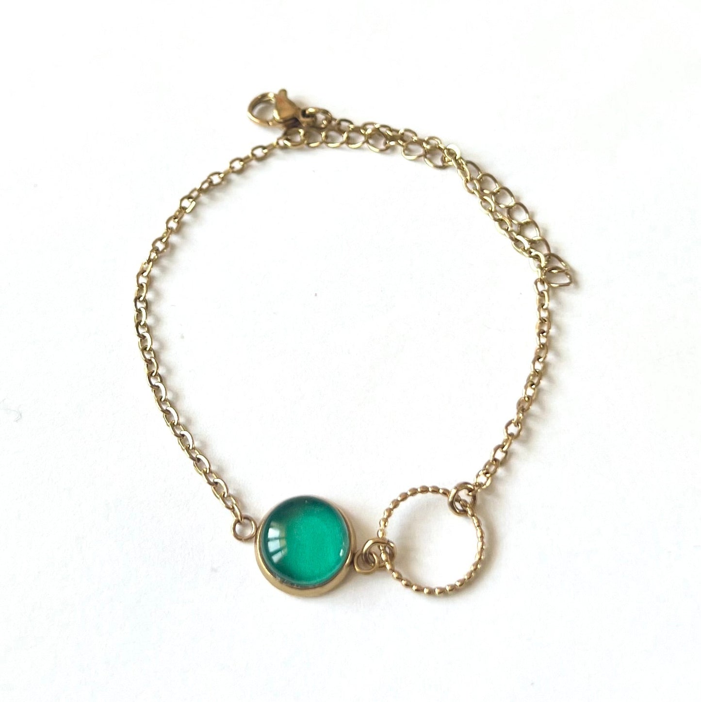 Bracelet fin vert émeraude, anneau ciselé, finition dorée ou argentée