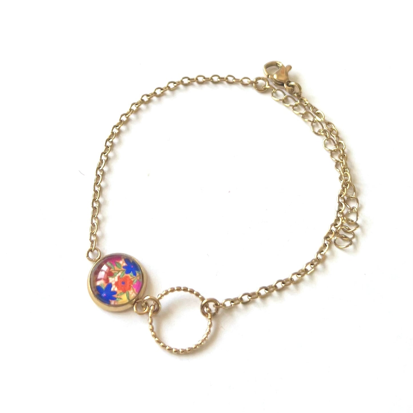 Bracelet fin fleurs multicolores sur fond jaune, anneau ciselé, finition dorée ou argentée