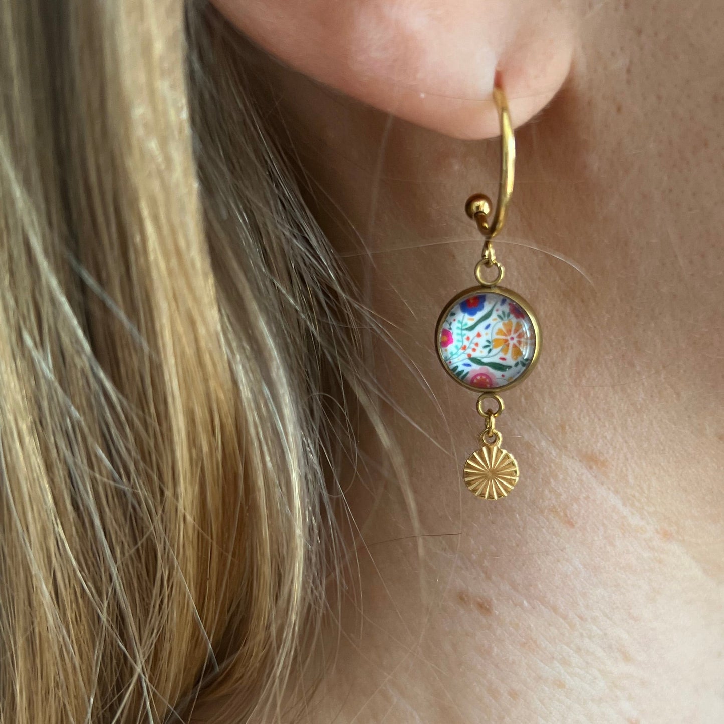 Mini Créoles motif floral multicolore sur fond blanc