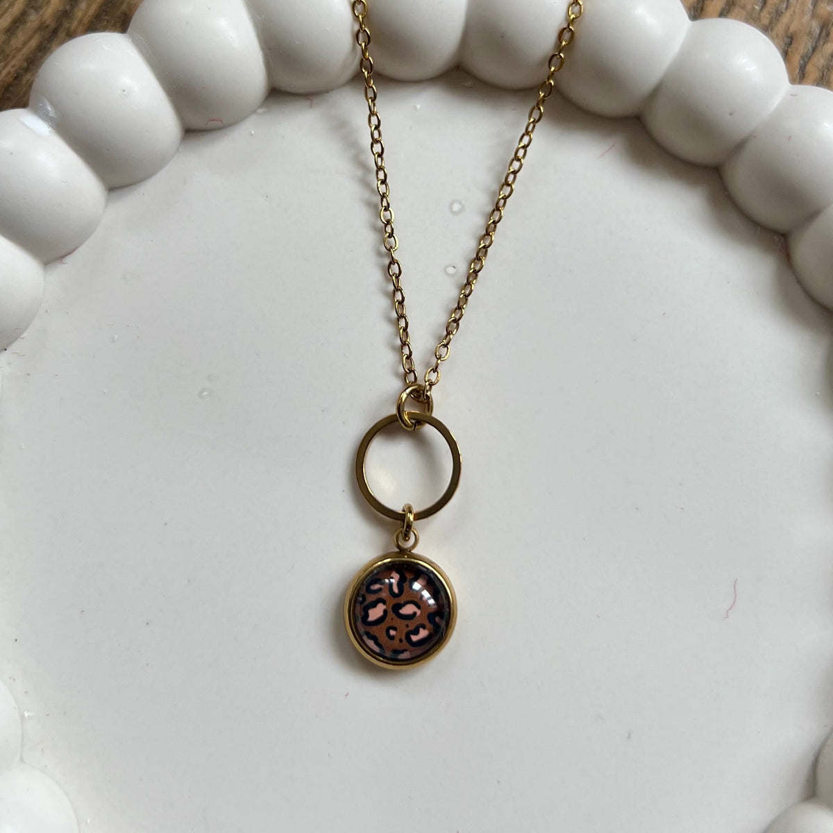 Collier motif léopard marron raffiné