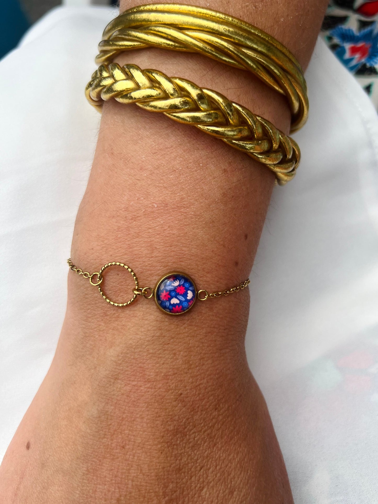 Bracelet fin fleurs rouges et bleues, anneau ciselé, finition dorée ou argentée