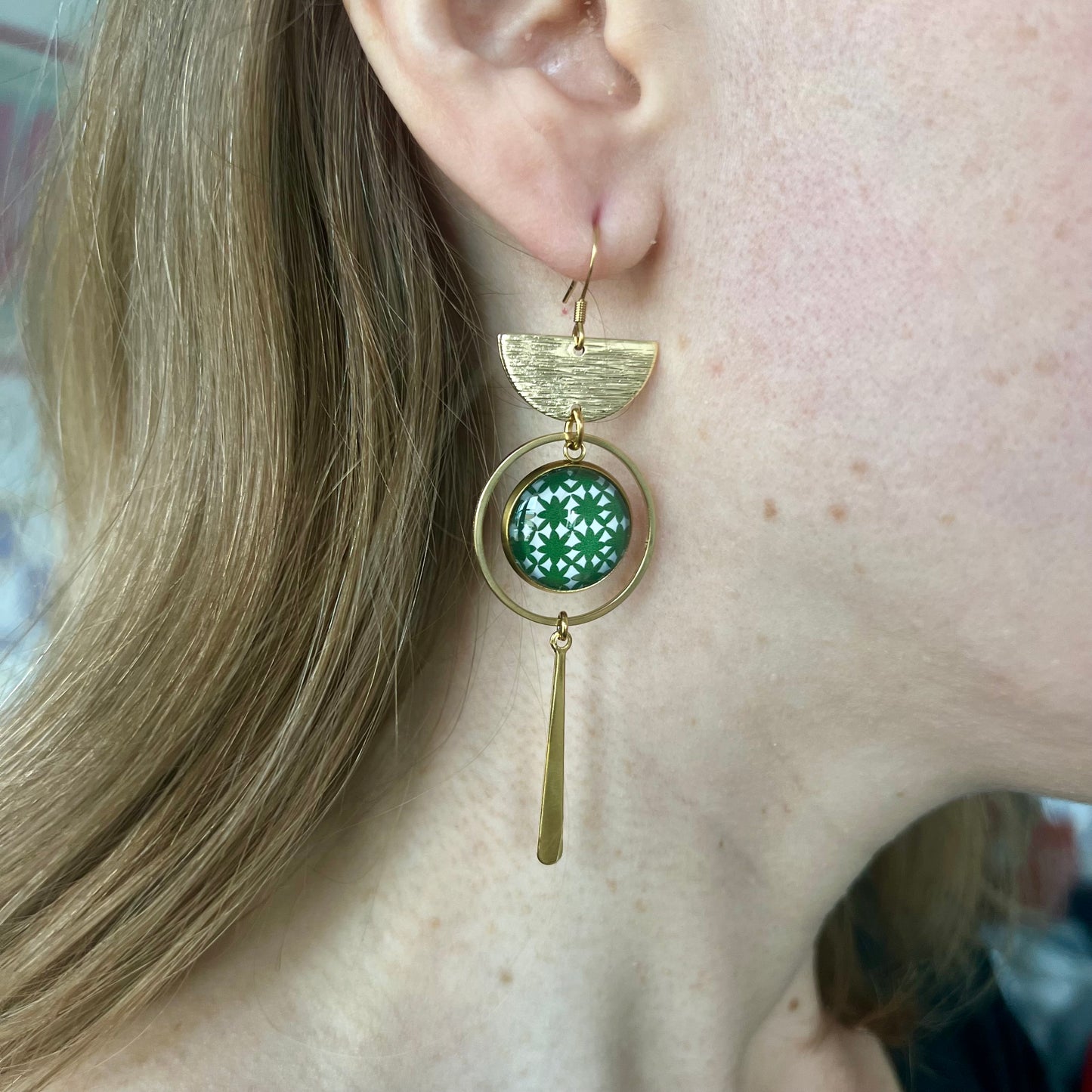Boucles d'oreilles motif géométrique vert et blanc finition dorée ou argentée