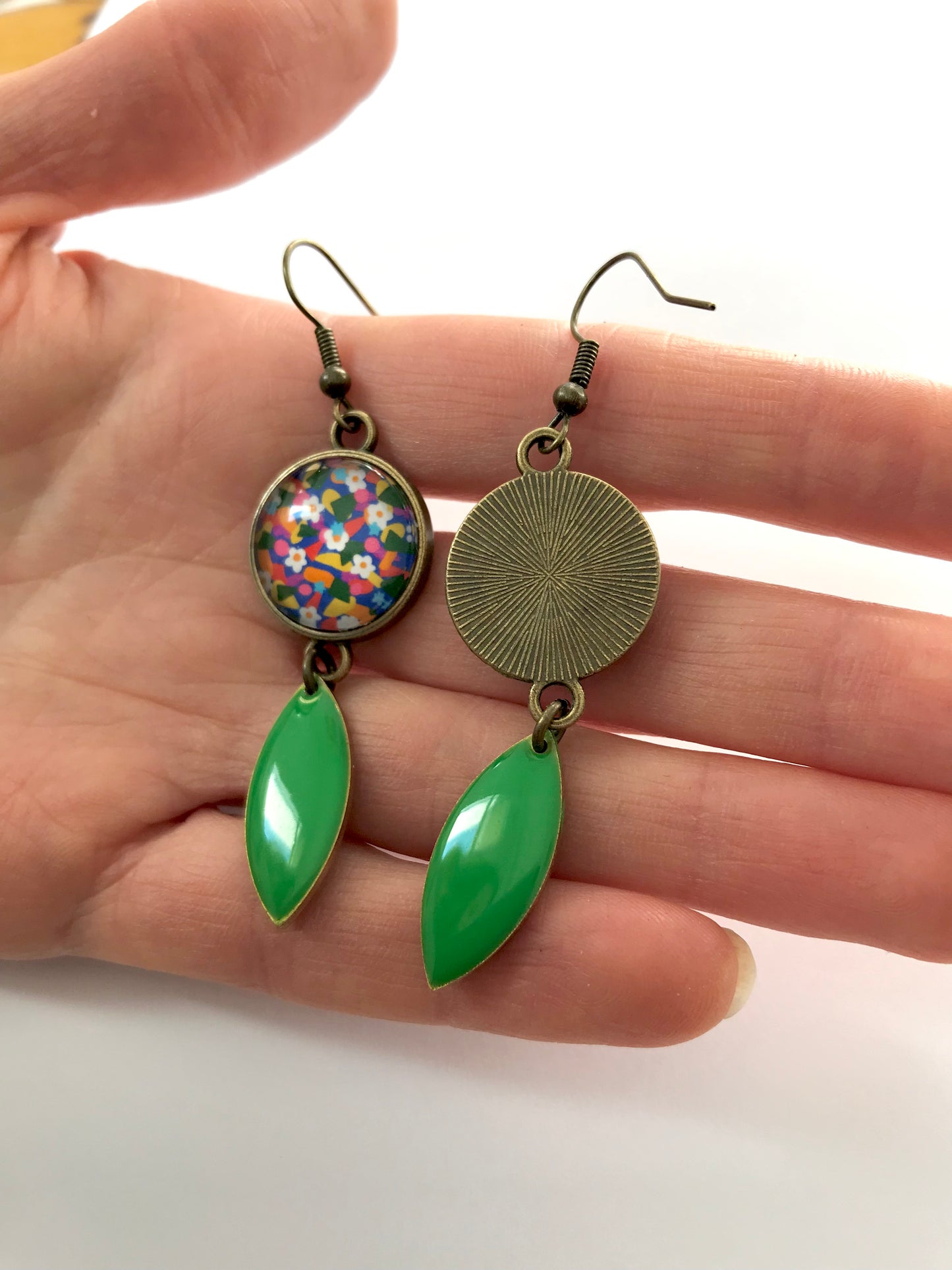 Boucles d'Oreilles Fleurs Multicolores, émail Vert