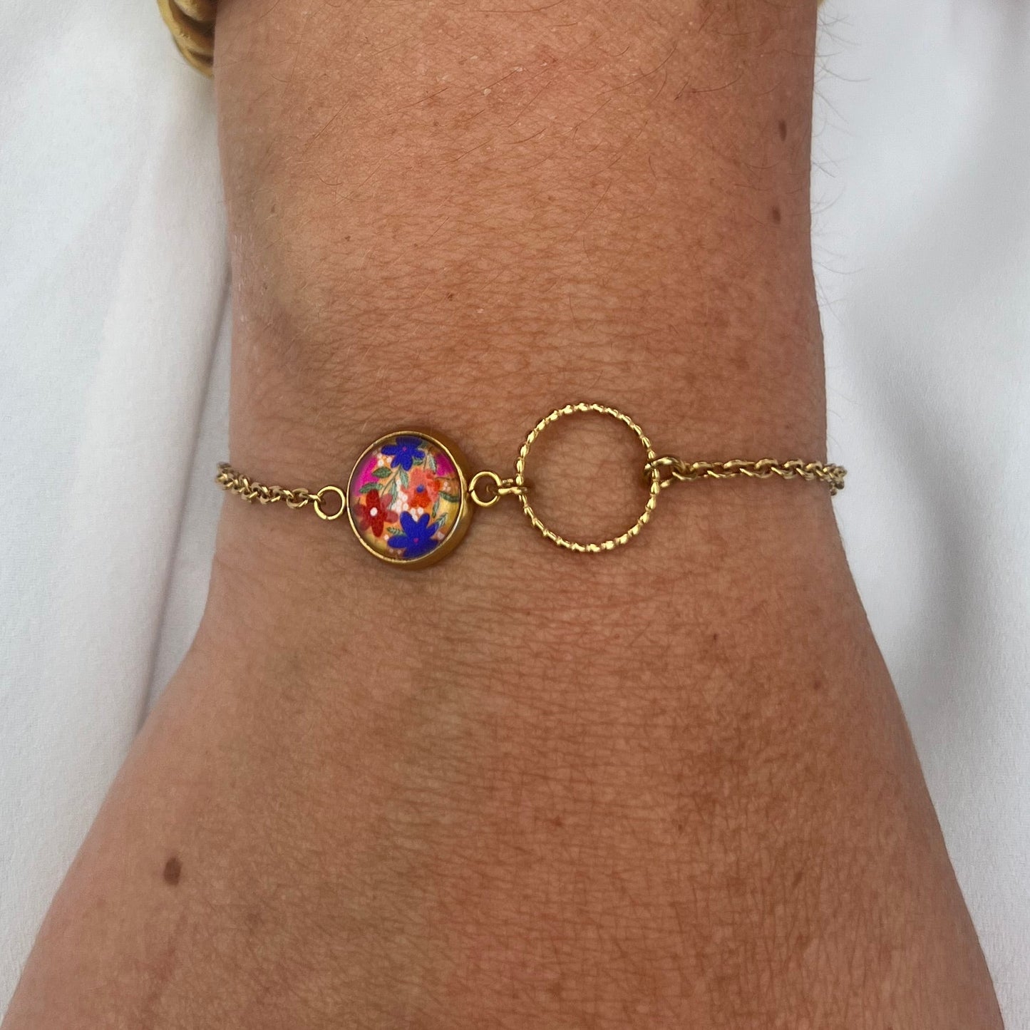 Bracelet fin fleurs multicolores sur fond jaune, anneau ciselé, finition dorée ou argentée