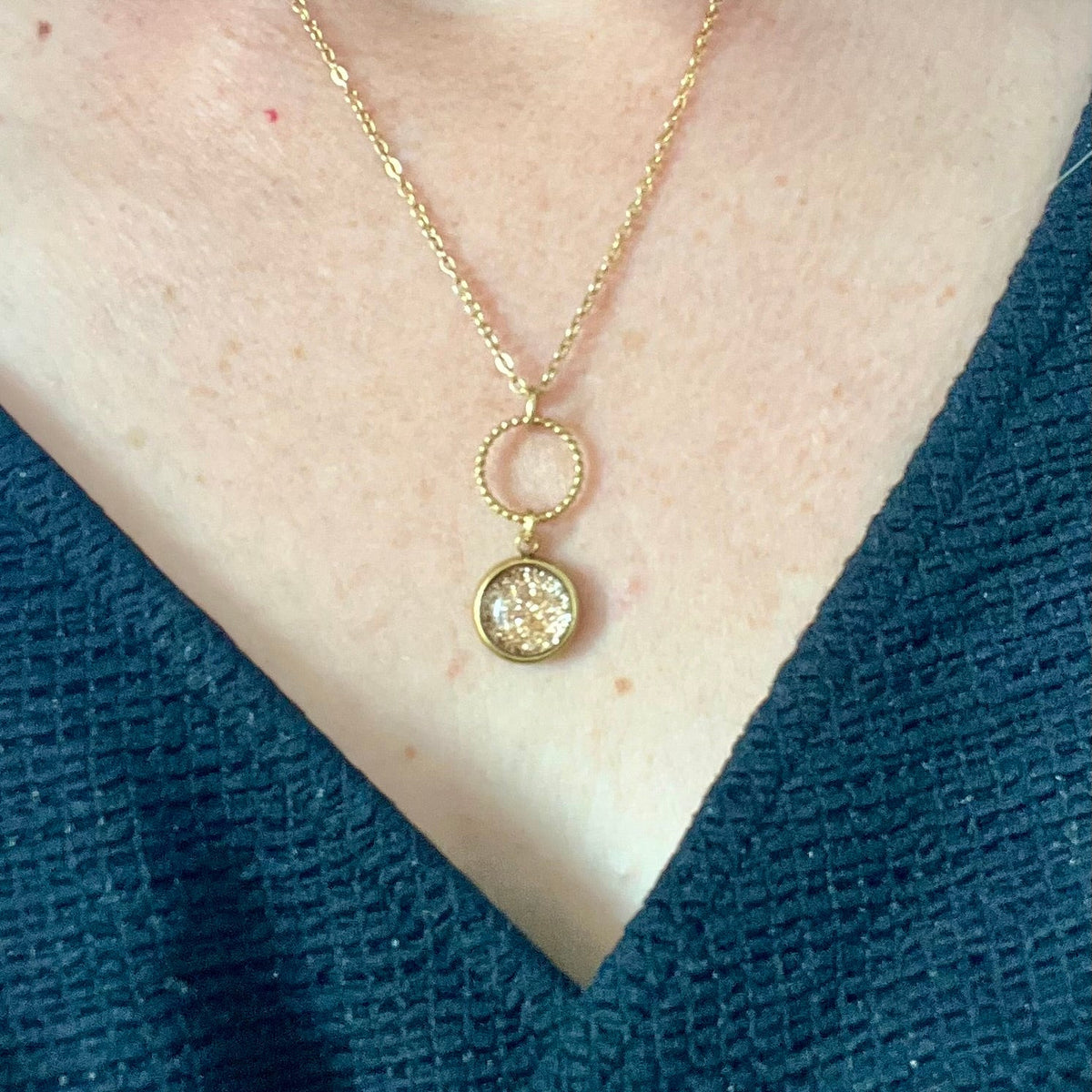 Collier fin paillettes dorées