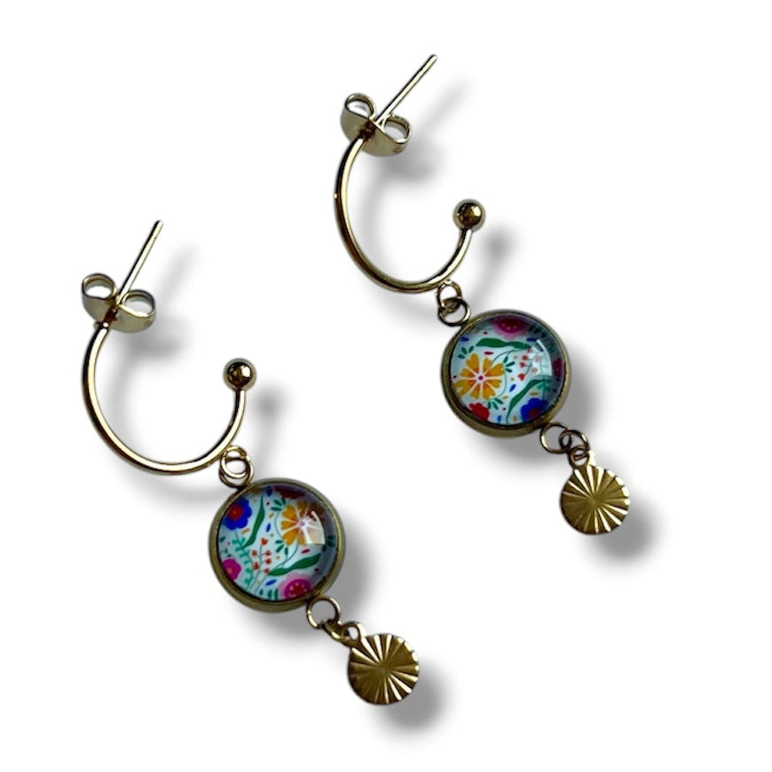 Mini Créoles motif floral multicolore sur fond blanc