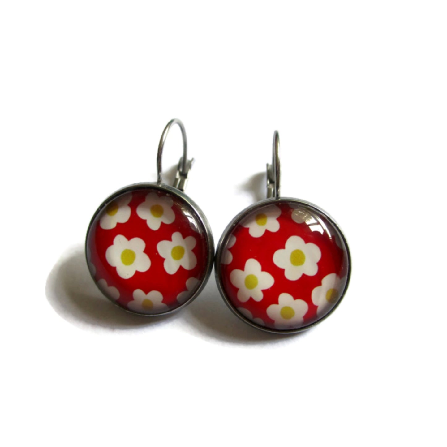 Boucles d'Oreilles Dormeuses fleurs retro blanches sur fond rouge