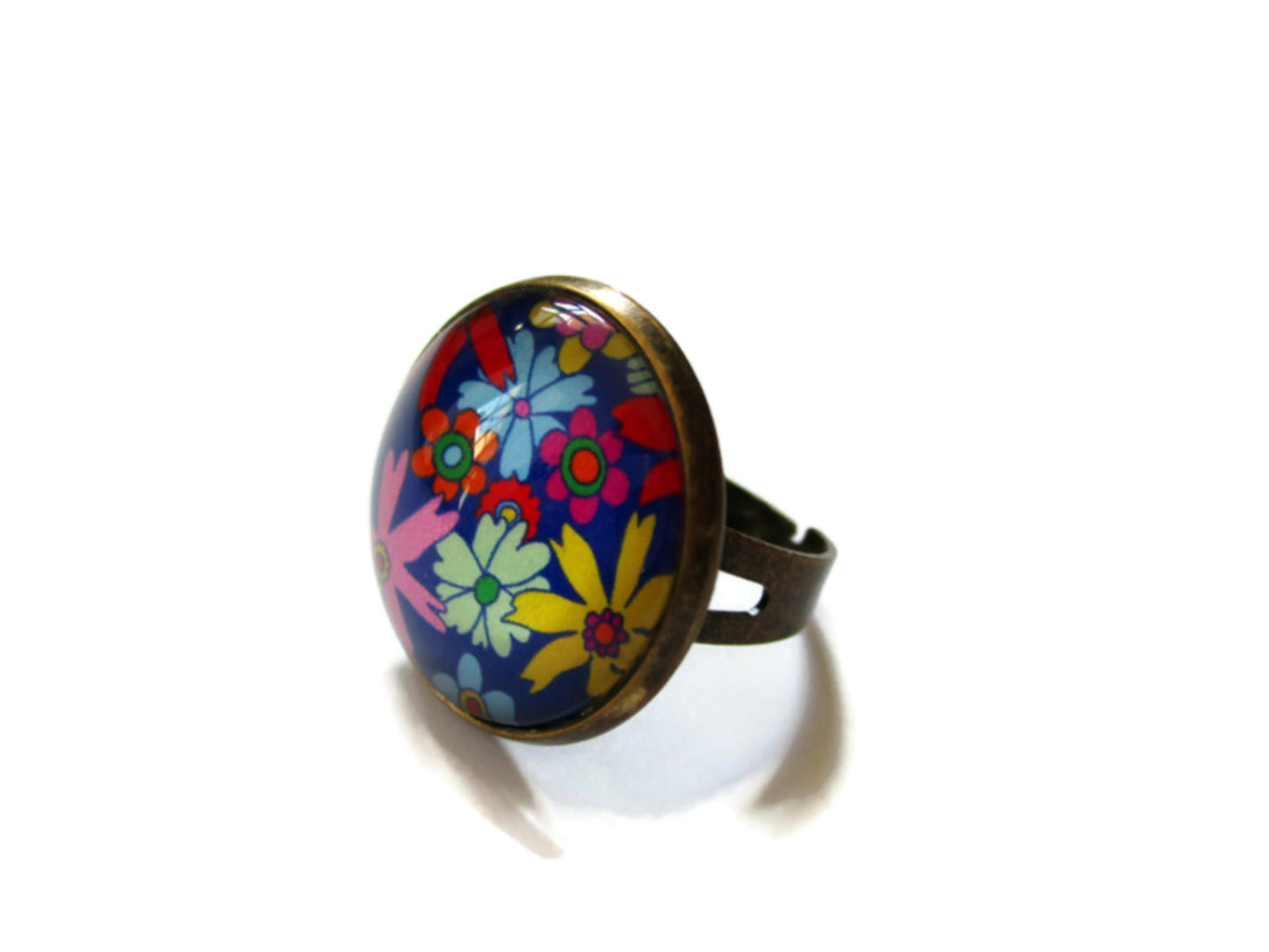 Bague Fleurs multicolores seventies sur fond bleu