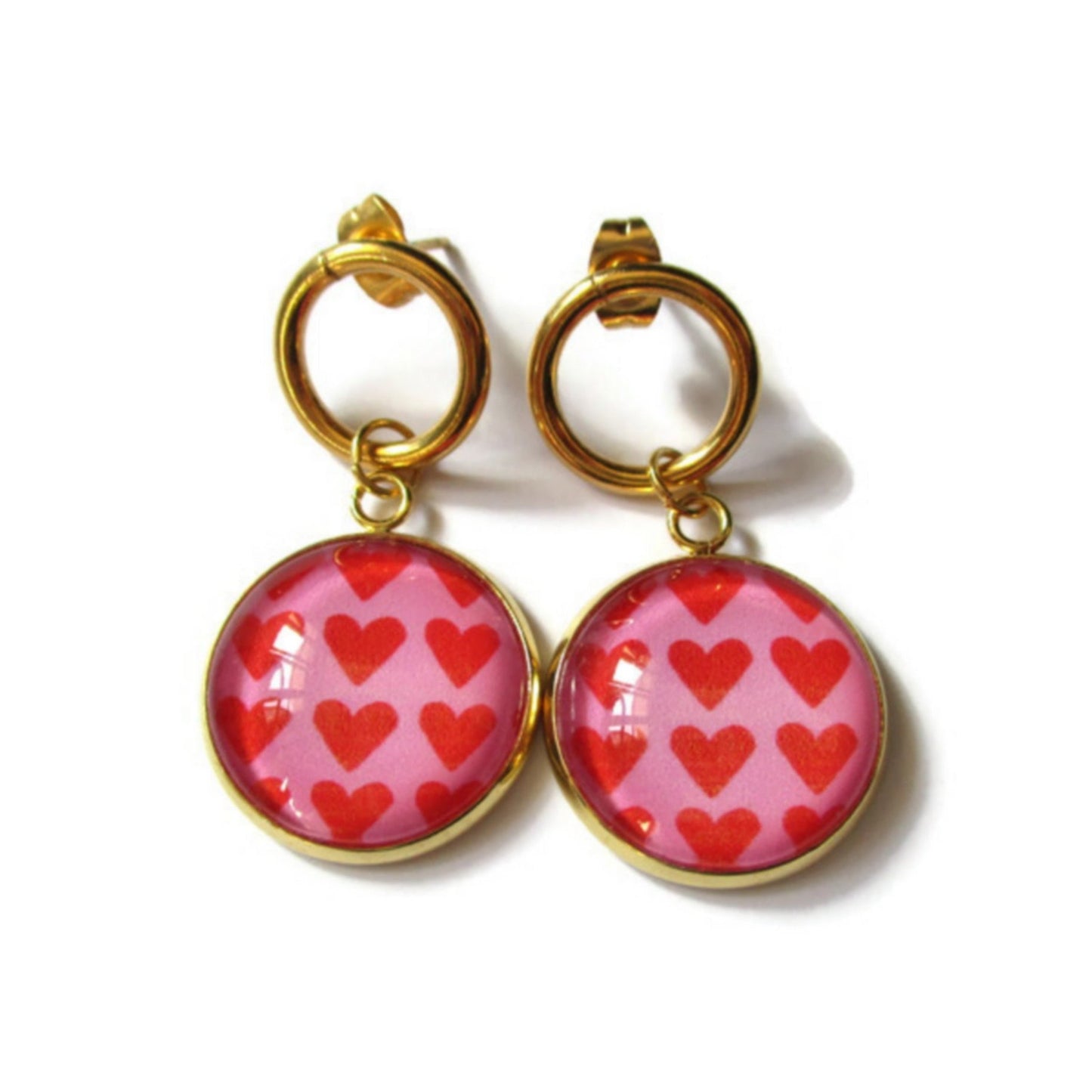 BOUCLES D'OREILLES PENDANTES dorées ou argentées coeurs rouges sur fond rose