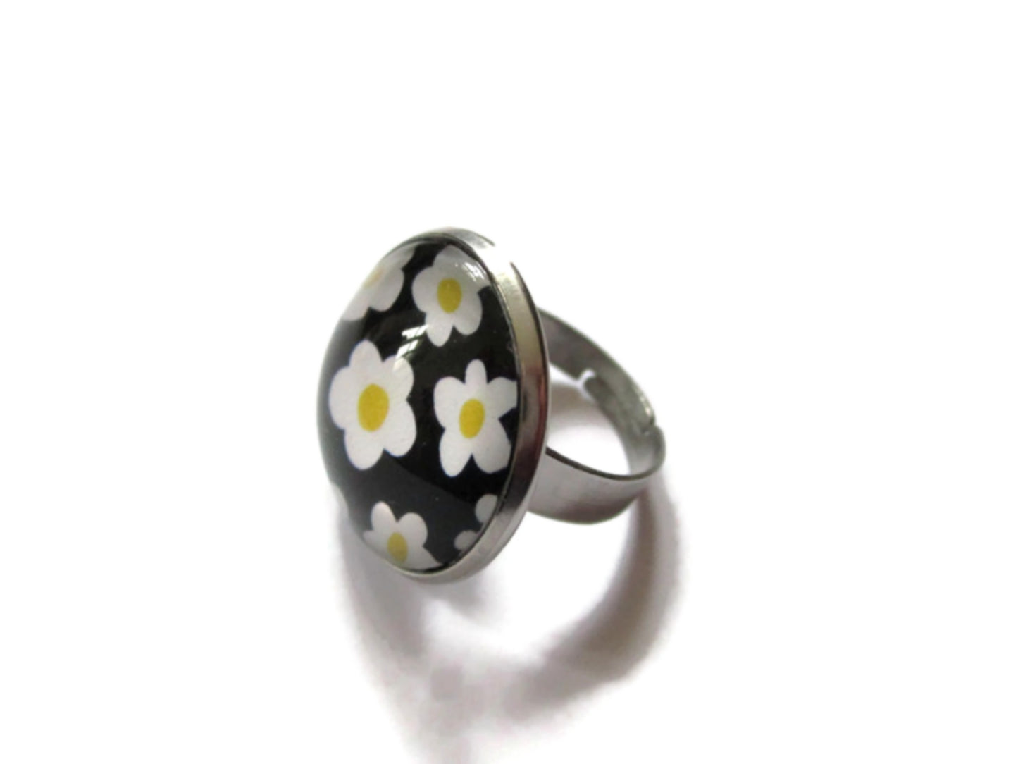 Bague Fleurs Blanches rétro fond noir