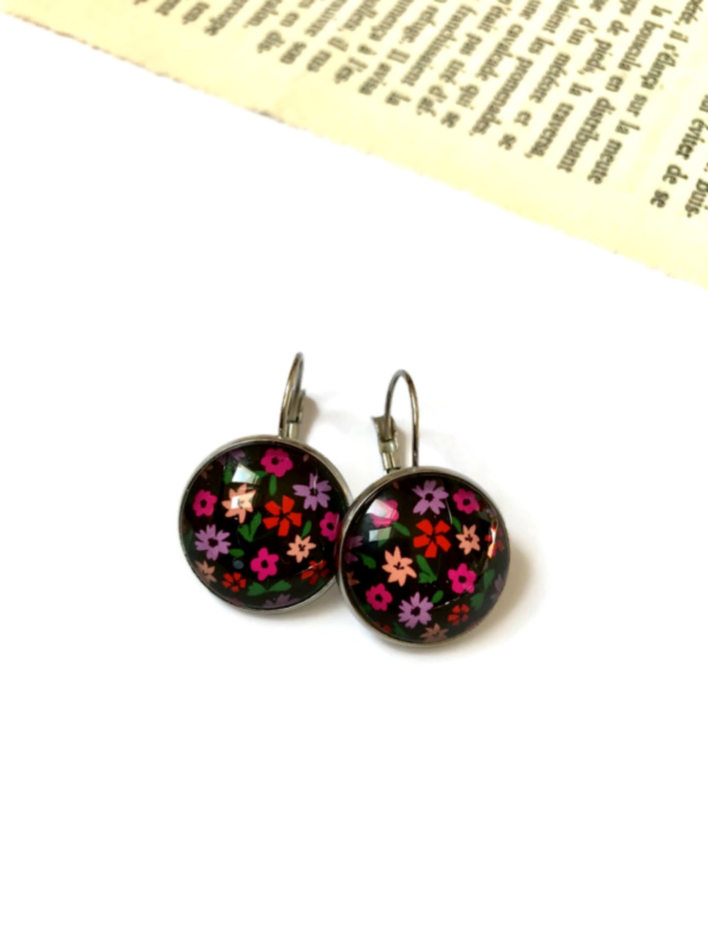 Boucles d'Oreilles Dormeuses Fleurs colorées sur fond noir