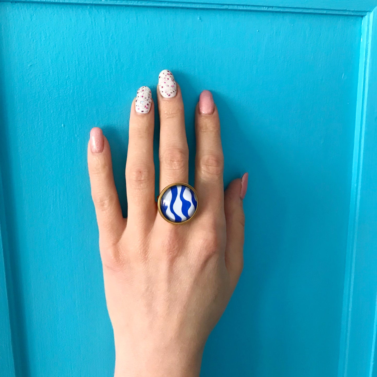 Bague dorée vagues bleues et blanches