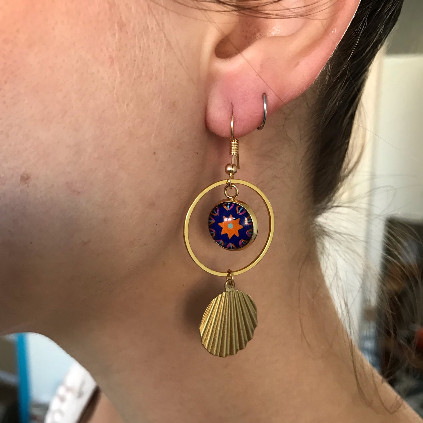 Boucles d'oreilles acier inoxydable doré, Boucles motif mandala bleu et orange, médaille dorée