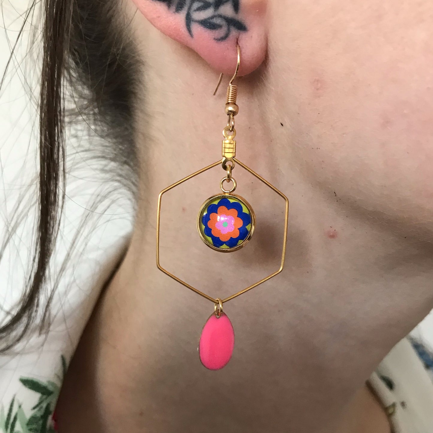 Boucles d'oreilles acier inoxydable doré, Boucles hexagones fleurs seventies multicolores émail rose