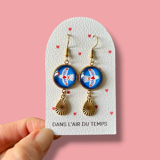 Boucles d'oreilles oiseaux blancs sur fond bleu
