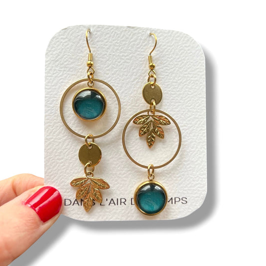 boucles d'oreilles asymetrique verte feuille dorée