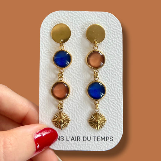 boucles d'oreilles asymétriques bleues et camel