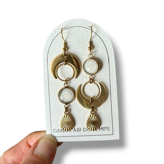 boucles d'oreilles pendantes en acier inoxydable doré avec un cabochon beige et un quartier de lune