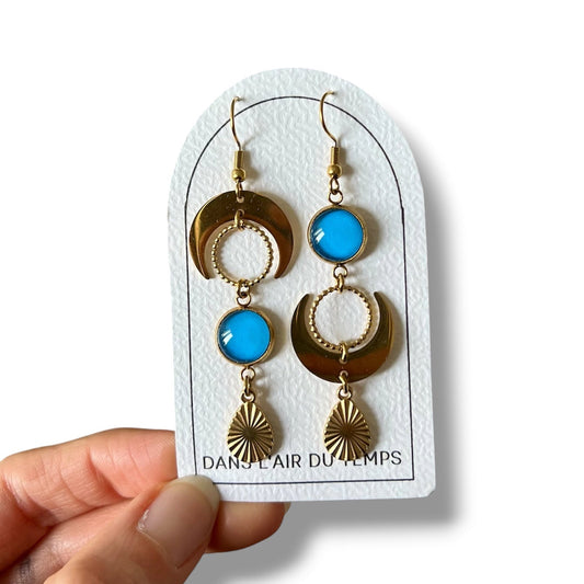 boucles d'oreilles pendantes en acier inoxydable doré avec un cabochon bleu clair et un quartier de lune