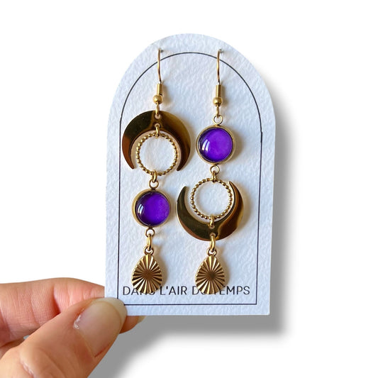 boucles d'oreilles pendantes en acier inoxydable doré avec un cabochon violet et un quartier de lune