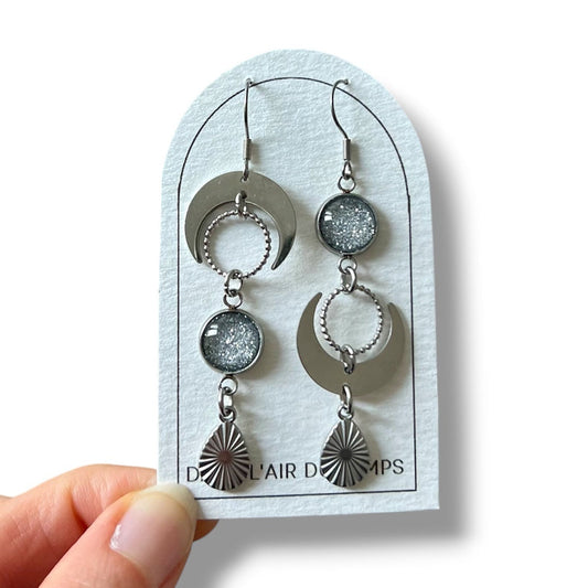 boucles d'oreilles pendantes en acier inoxydable doré avec un cabochon paillettes argenté et un quartier de lune