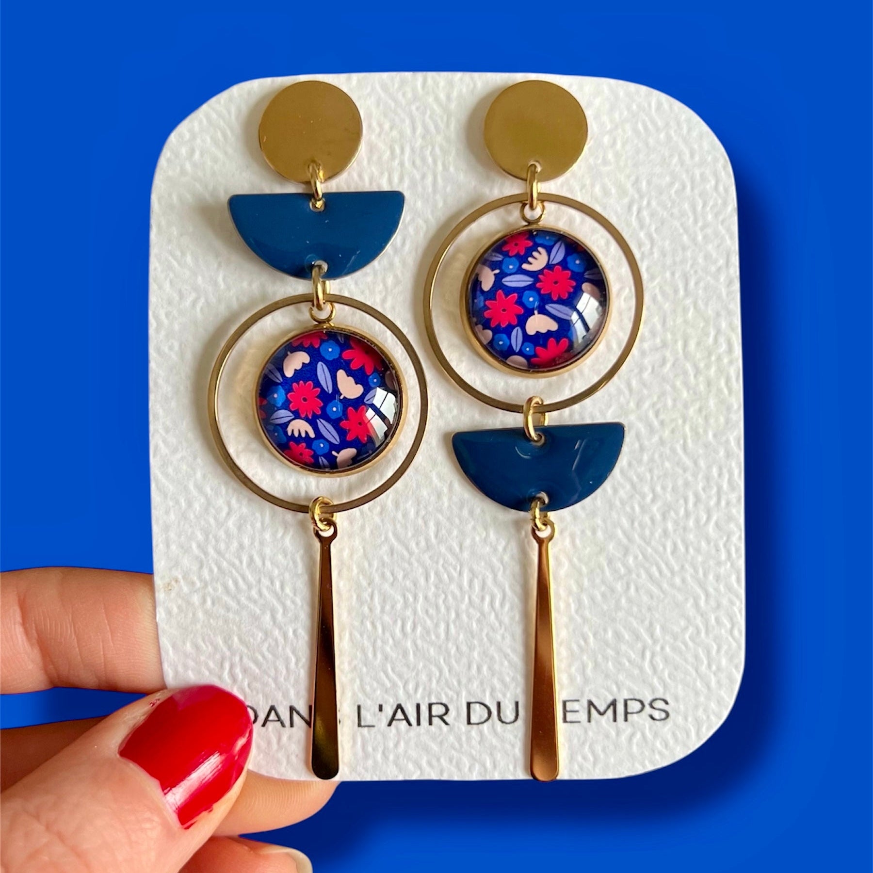 boucles d'oreilles dépareillées fleurs rouges et bleues