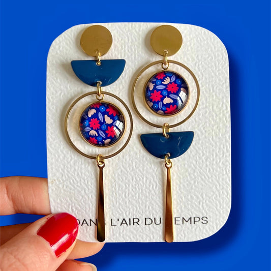 boucles d'oreilles dépareillées fleurs rouges et bleues