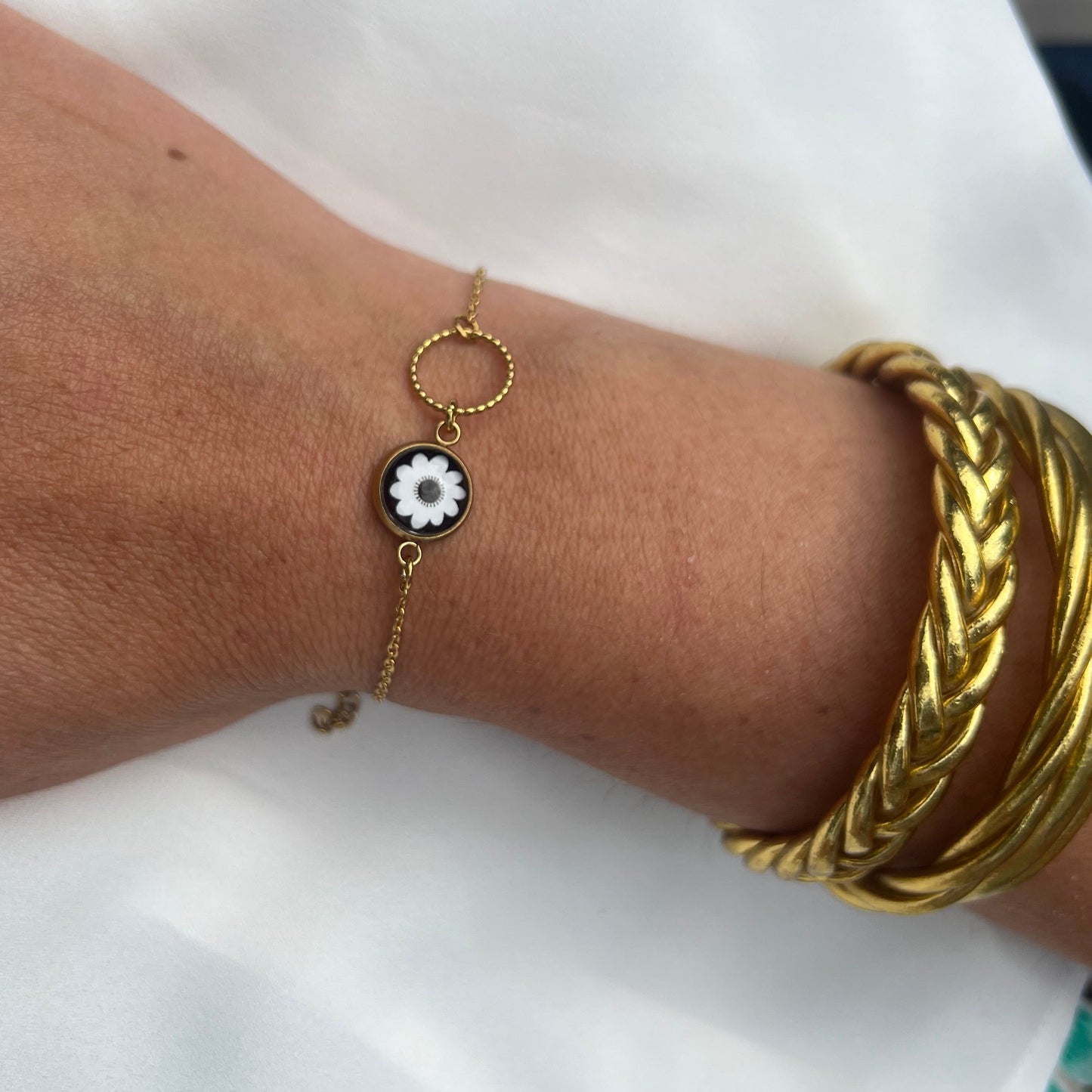 bracelet-fin-fleur-blanche