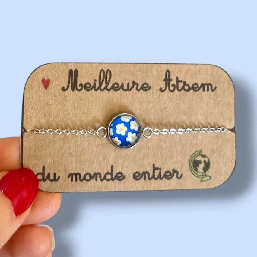 bracelet fleurs blanches fond bleu