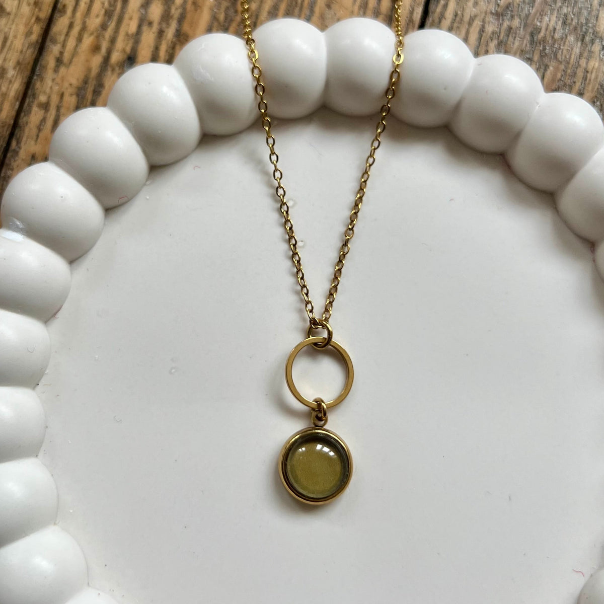 collier-fin-kaki-anneau-ciselé