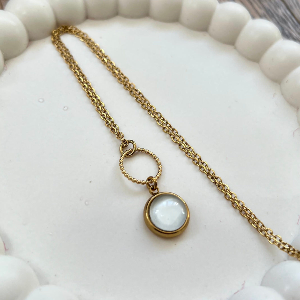 collier beige en acier inoxydable