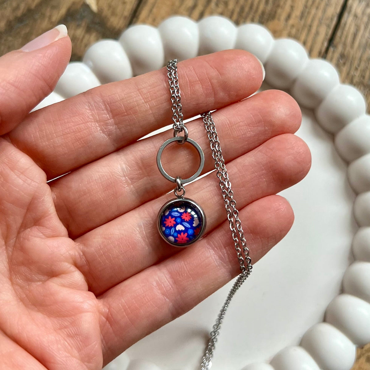 collier fleurs bleues et rouges
