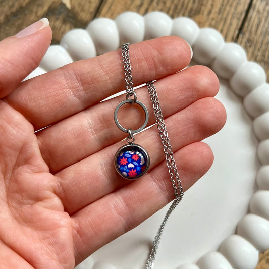 collier fleurs bleues et rouges