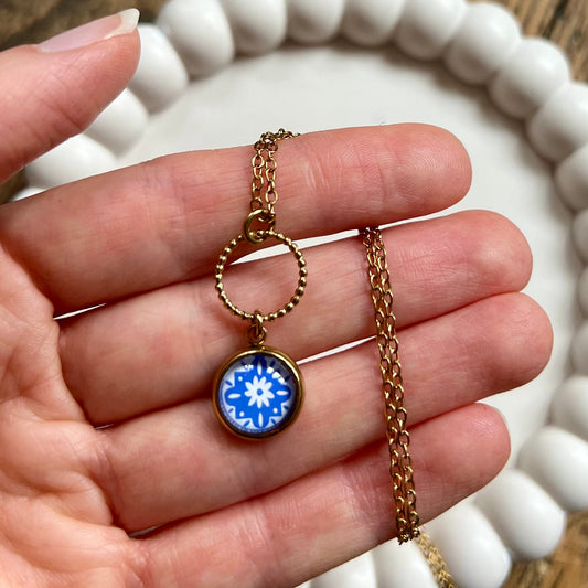 collier azulejos bleu et blanc