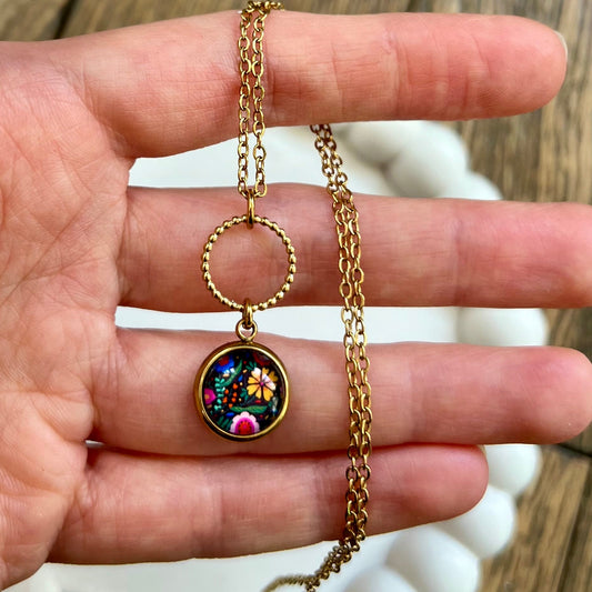 collier cabochon fleurs multicolores sur fond noir 