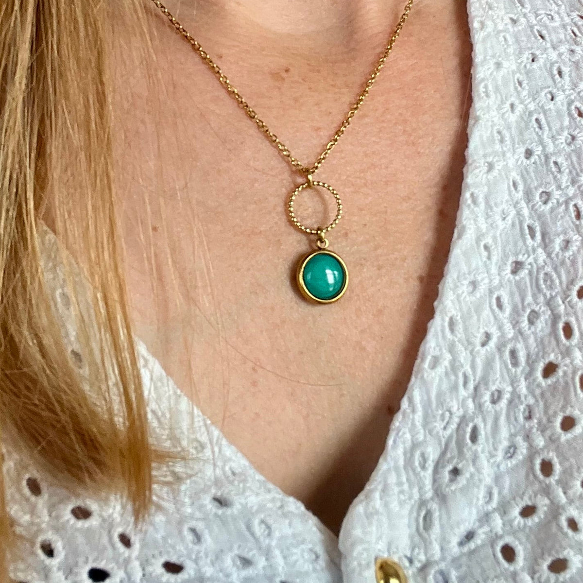 petit collier raffiné vert émeraude