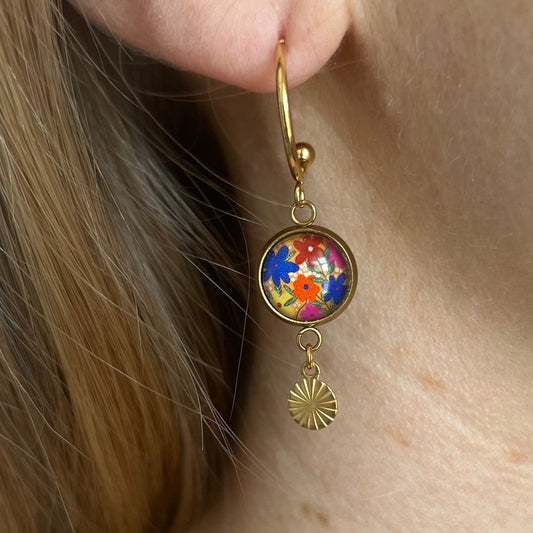 Mini Créoles fleurs multicolores sur fond jaune