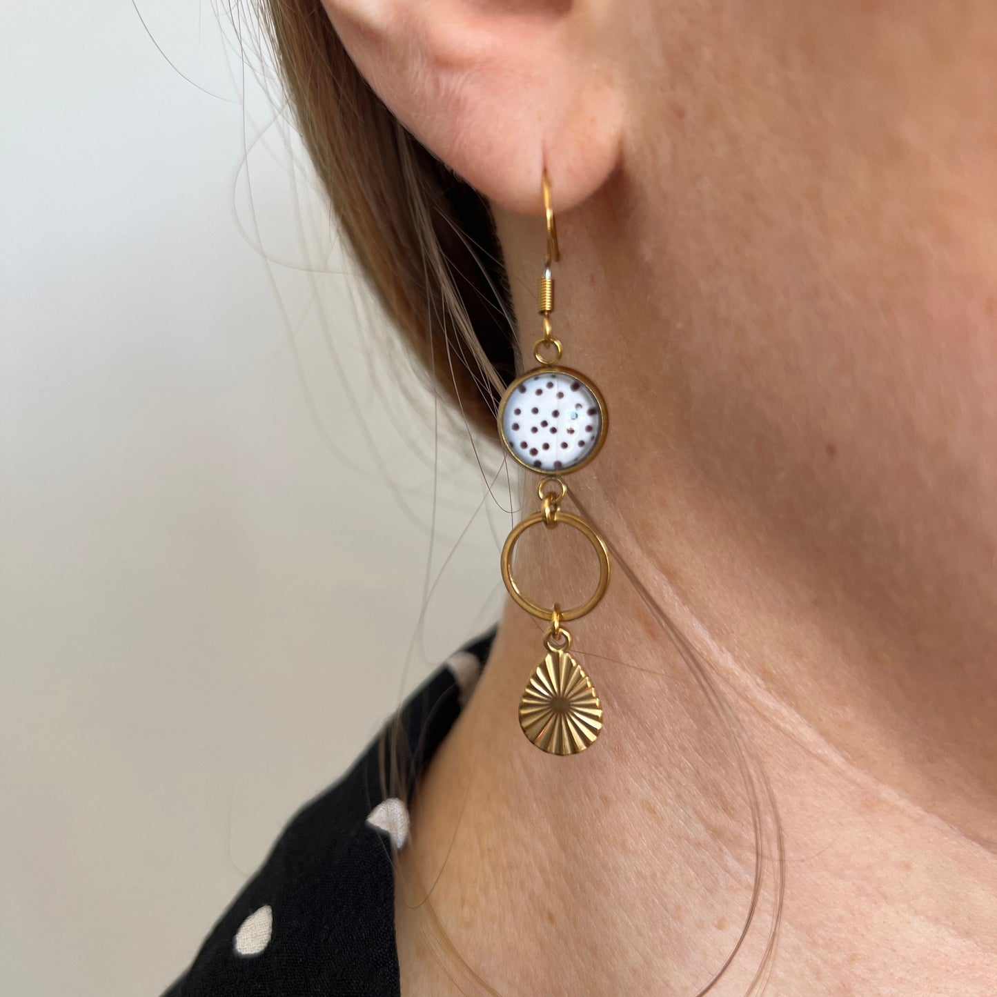 Boucles d'oreilles asymétriques fines pois noirs et blancs
