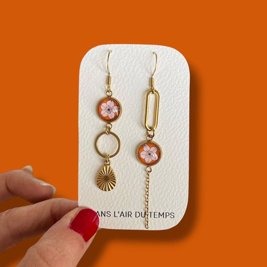 Boucles d'oreilles asymétriques fines fleur de sakura orange et rose
