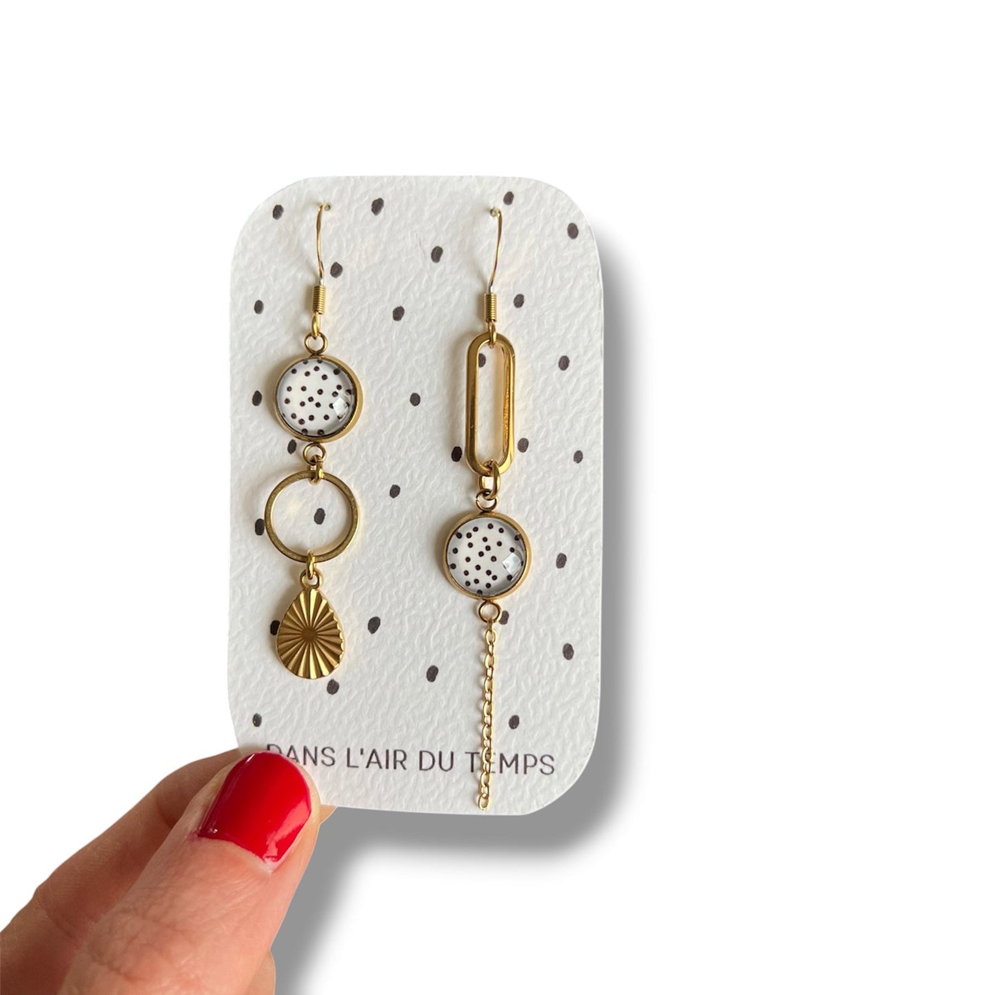 Boucles d'oreilles asymétriques fines pois noirs et blancs