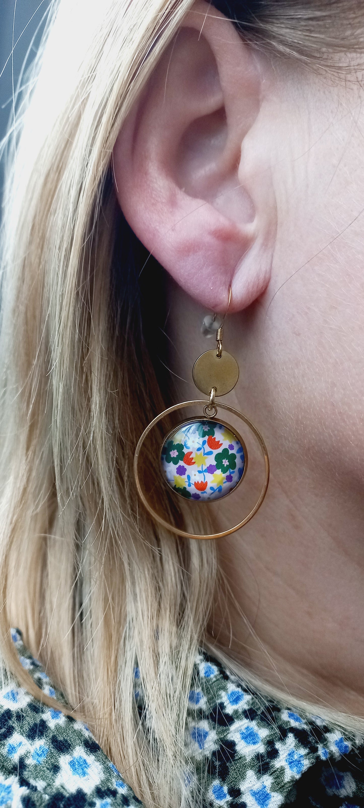 Boucles d'oreilles créoles dorées fleurs multicolores, rose clair